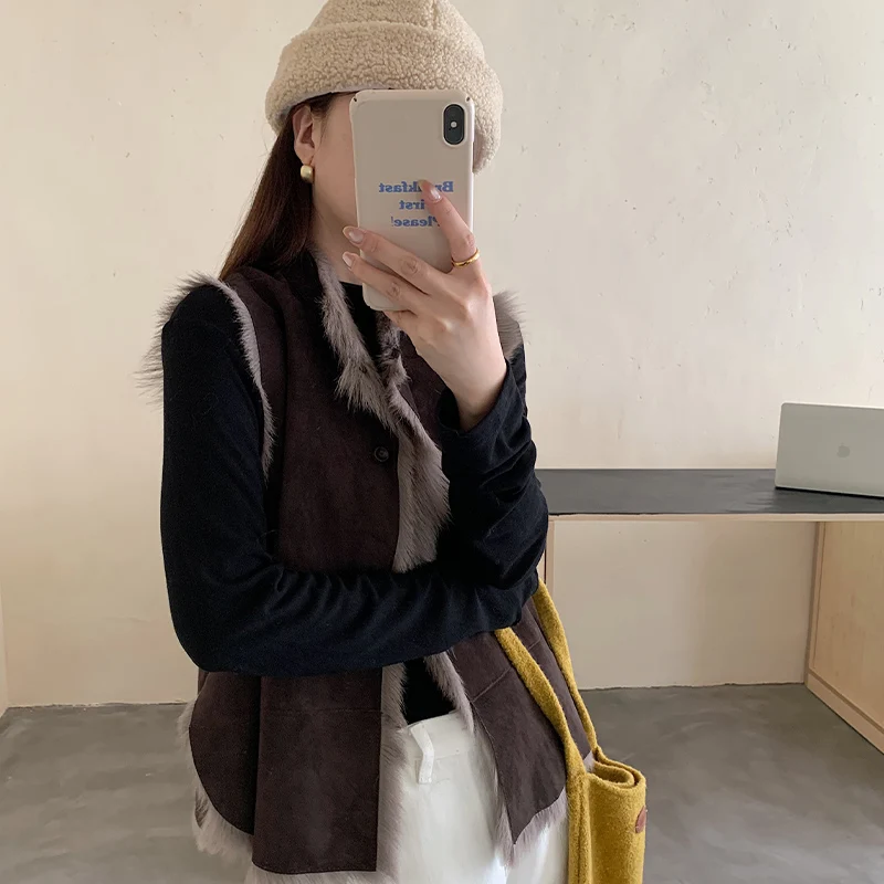 Женский кожаный жилет с меховым воротником без рукавов - Фотография_4