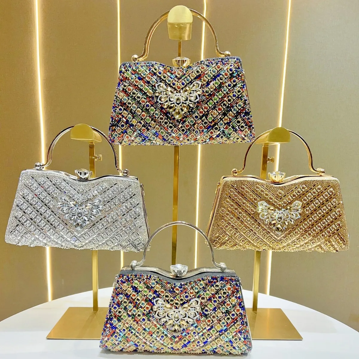 Нежная красочная вечерняя сумка с бриллиантами - Фотография_4