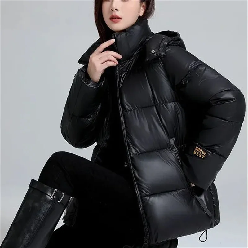 Черная короткая толстая хлопковая куртка с капюшоном для женщин - Фотография_3