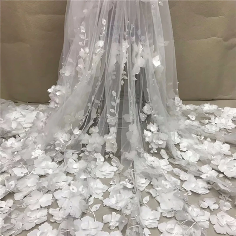 Белая кружевная ткань с 3d бусинами - Фотография_2