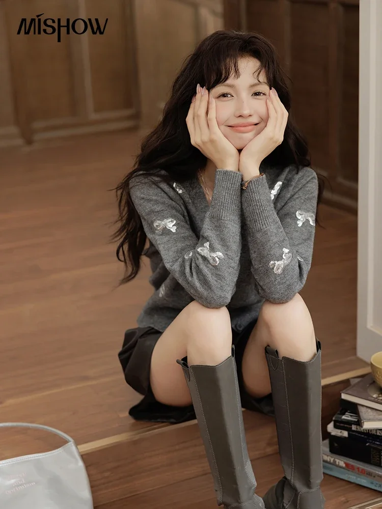 Mishow серый свитер с v-образным вырезом и бантом - Фотография_4