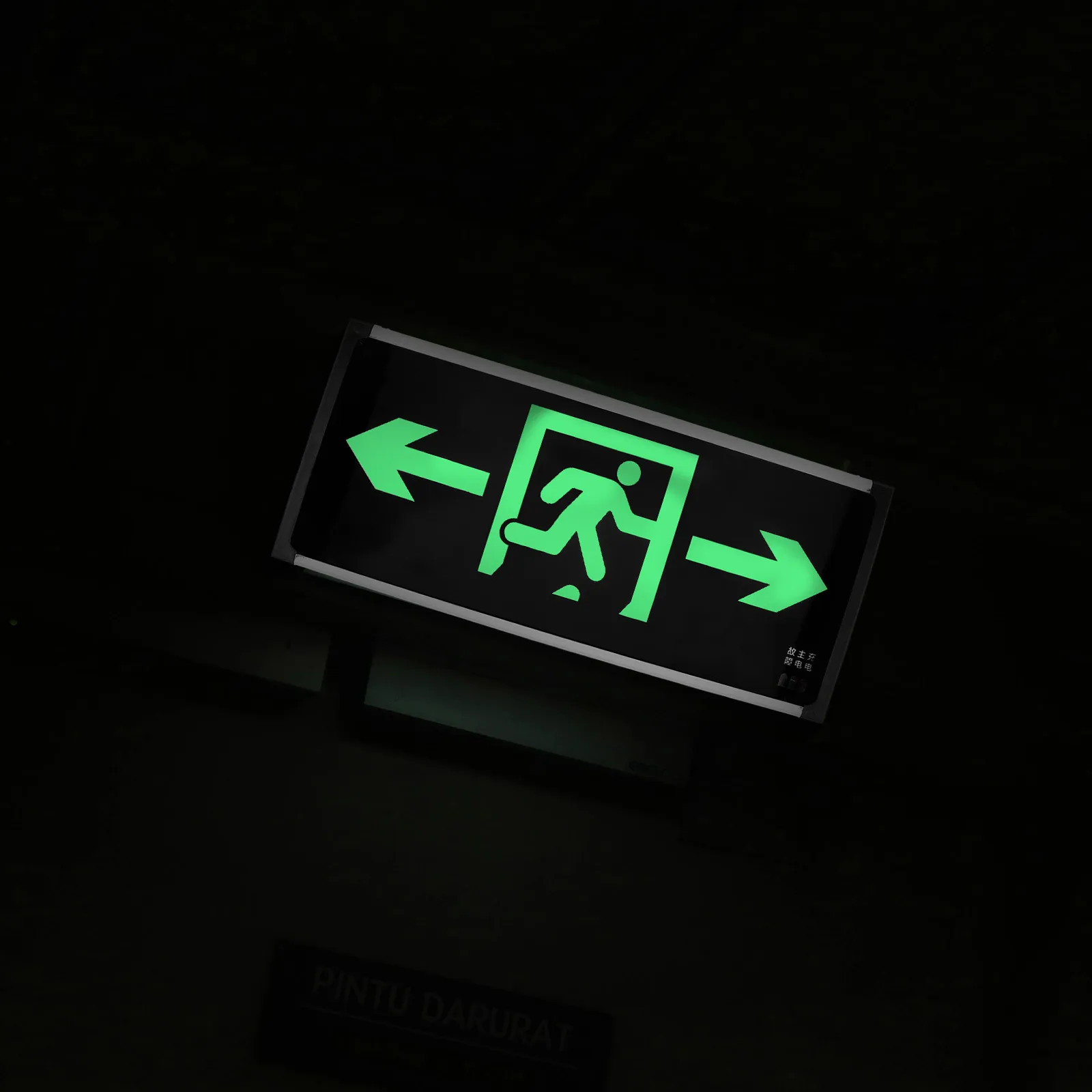 Подвесной знак пожарного выхода - Фотография_6