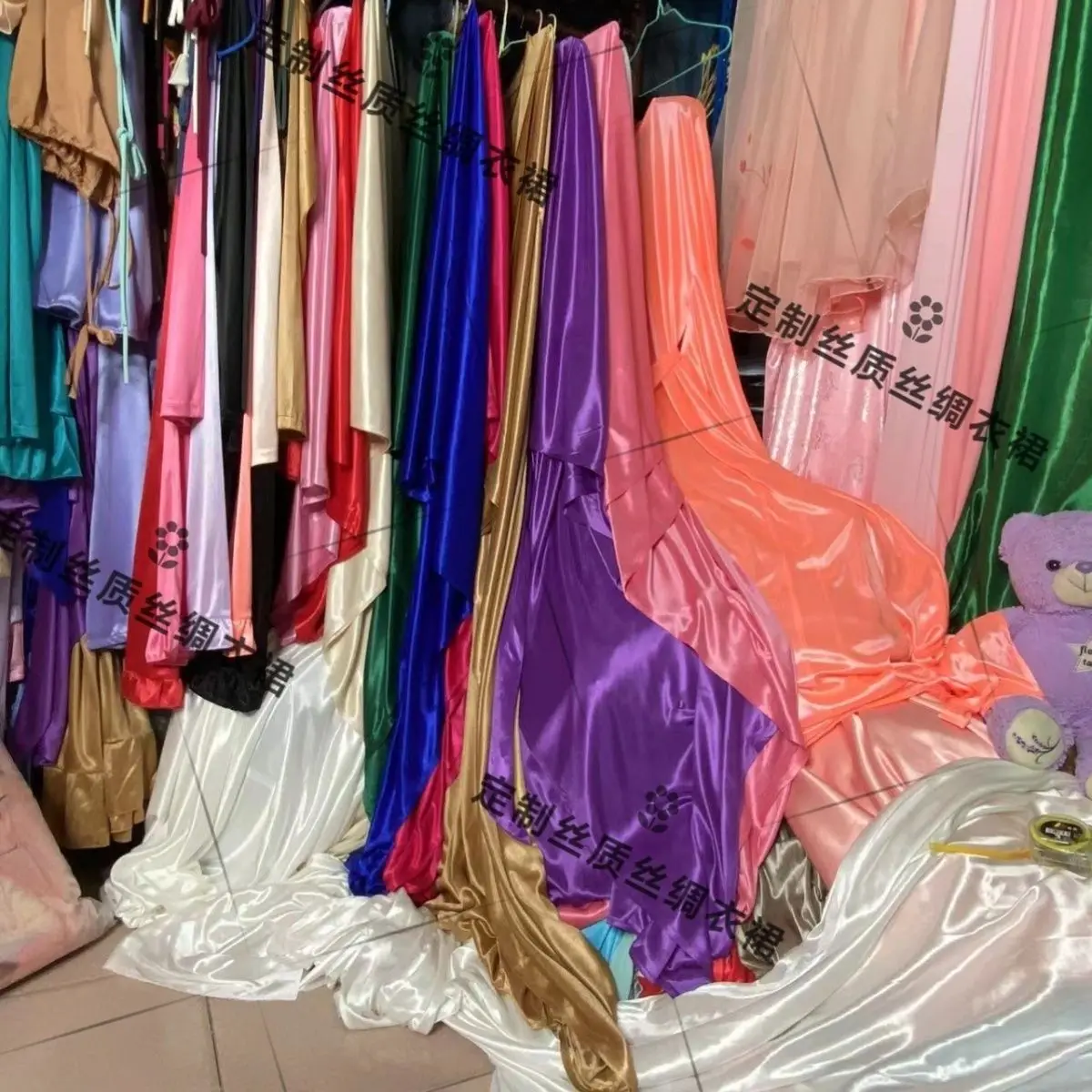 Блестящее сексуальное женское атласное платье с рукавом «летучая мышь» - Фотография_2