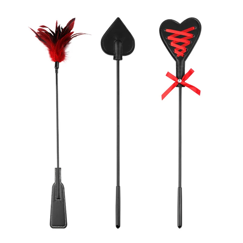 Искусственные лошади с перьями