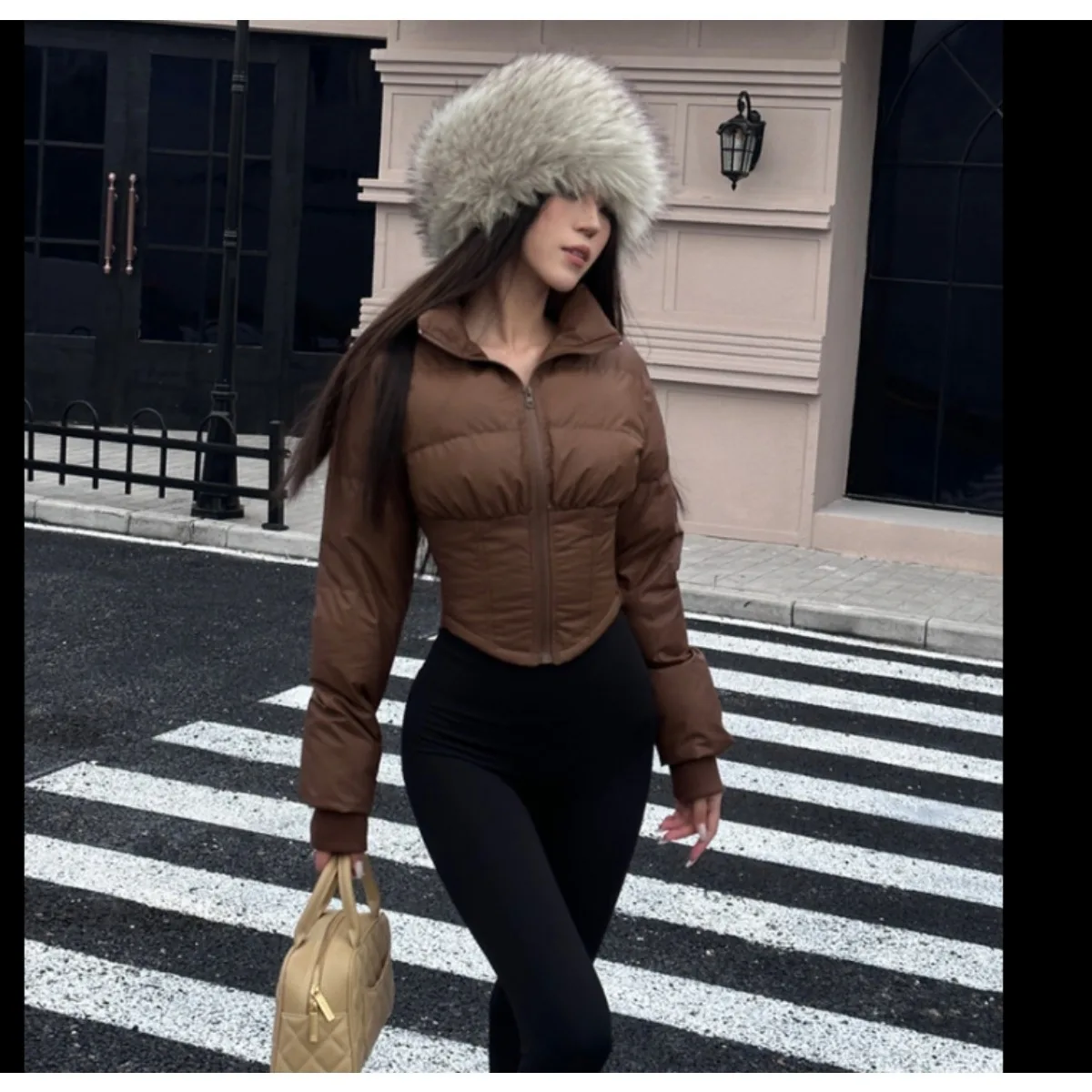 Женское хлопковое пальто с высоким воротником и облегающим кроем - Фотография_2