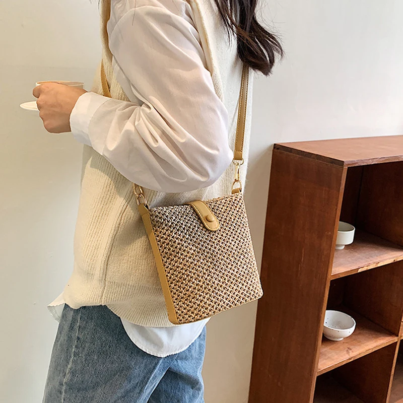 Женская маленькая плетеная сумка на плечо - Фотография_2