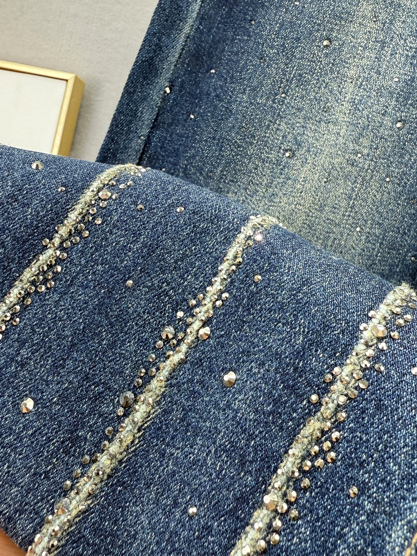 Джинсы со стразами для женщин - Фотография_3