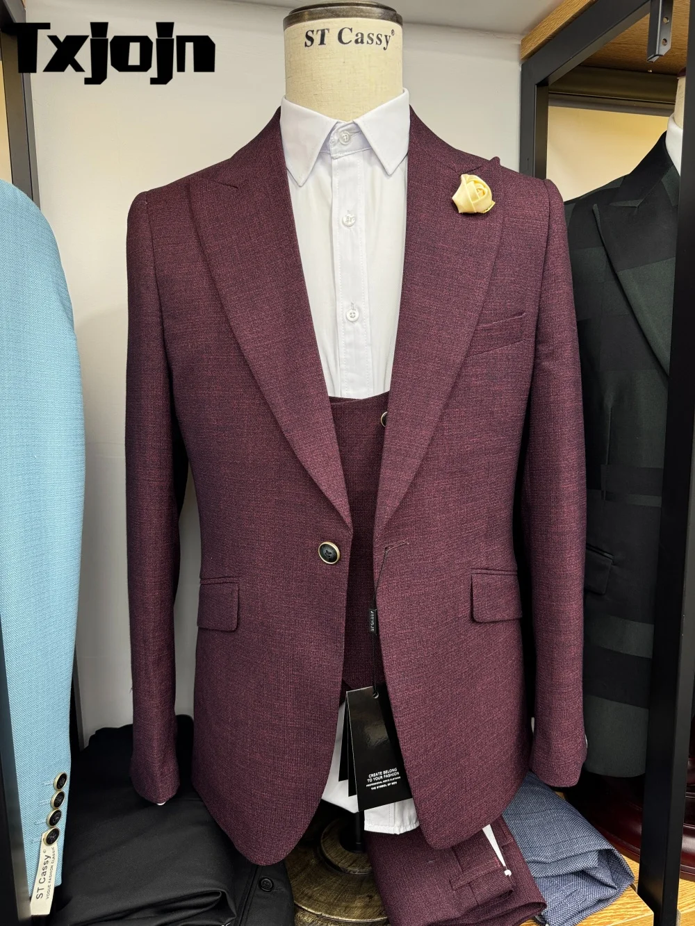 Изысканный однотонный мужской костюм - Фотография_2