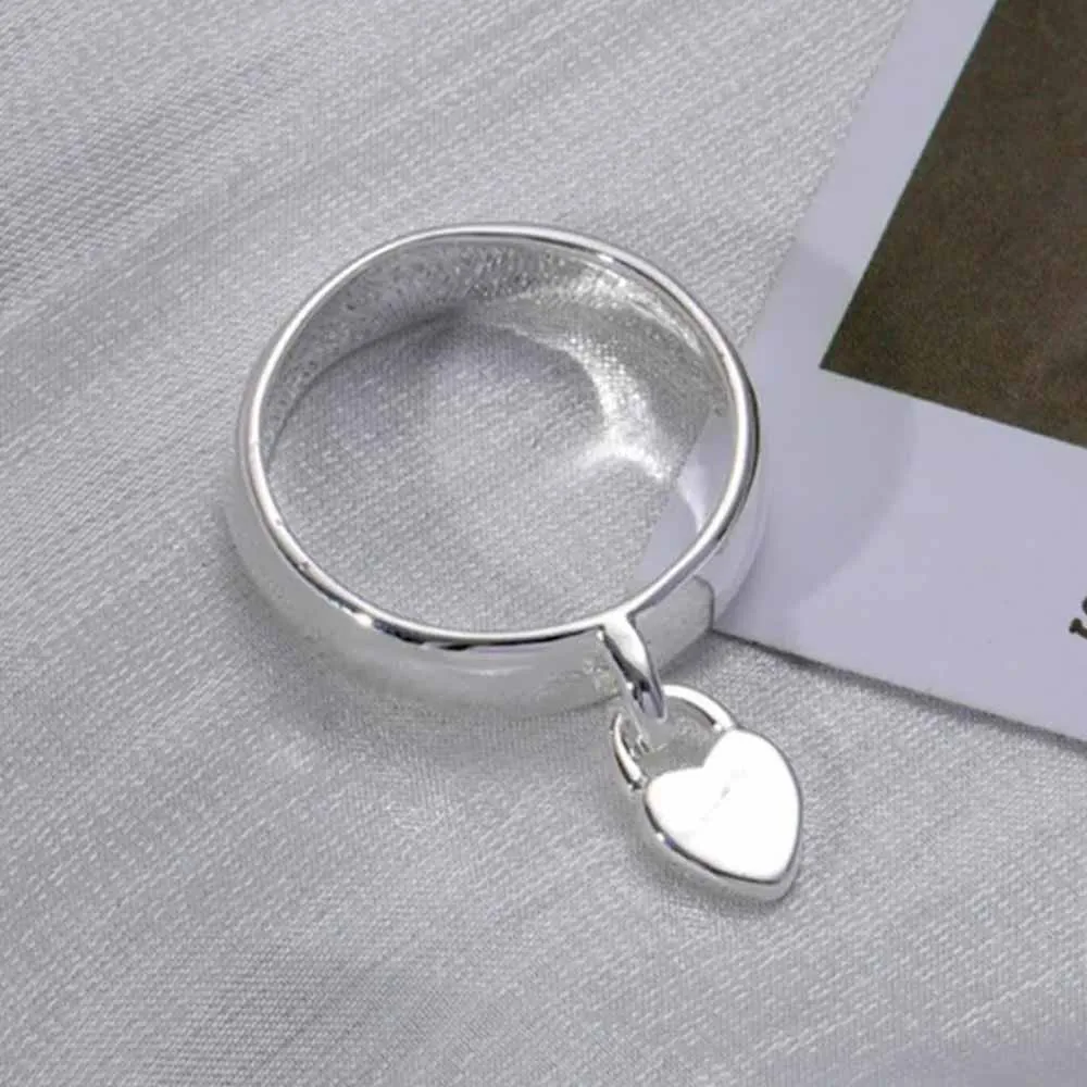 Женское кольцо из серебра 925 пробы