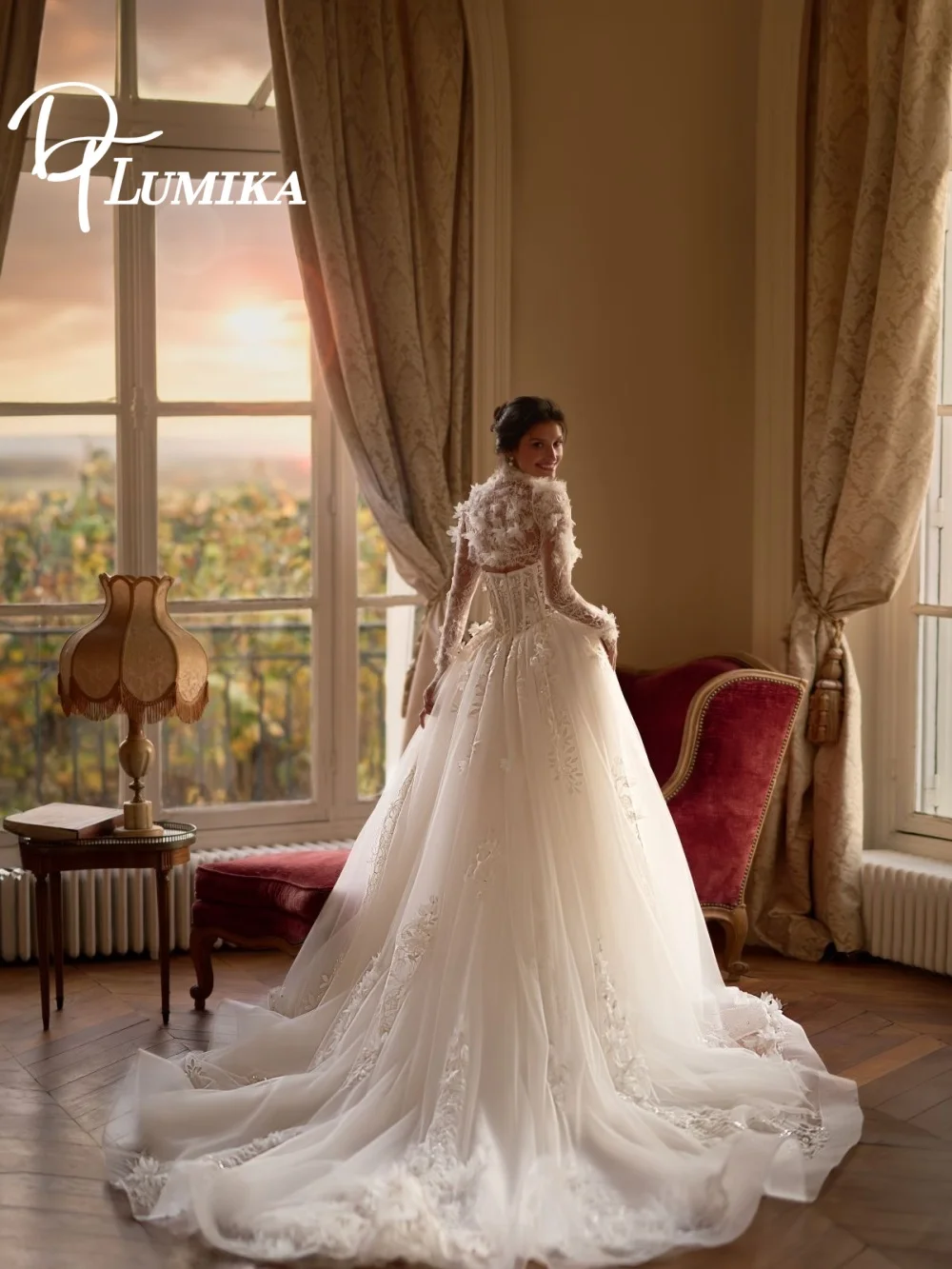 Элегантное свадебное платье с аппликацией - Фотография_3