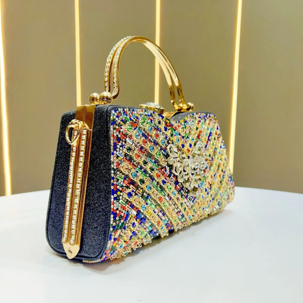 Нежная красочная вечерняя сумка с бриллиантами - Фотография_2