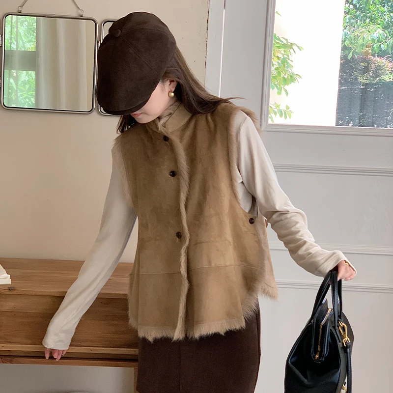 Женский кожаный жилет с меховым воротником без рукавов - Фотография_5