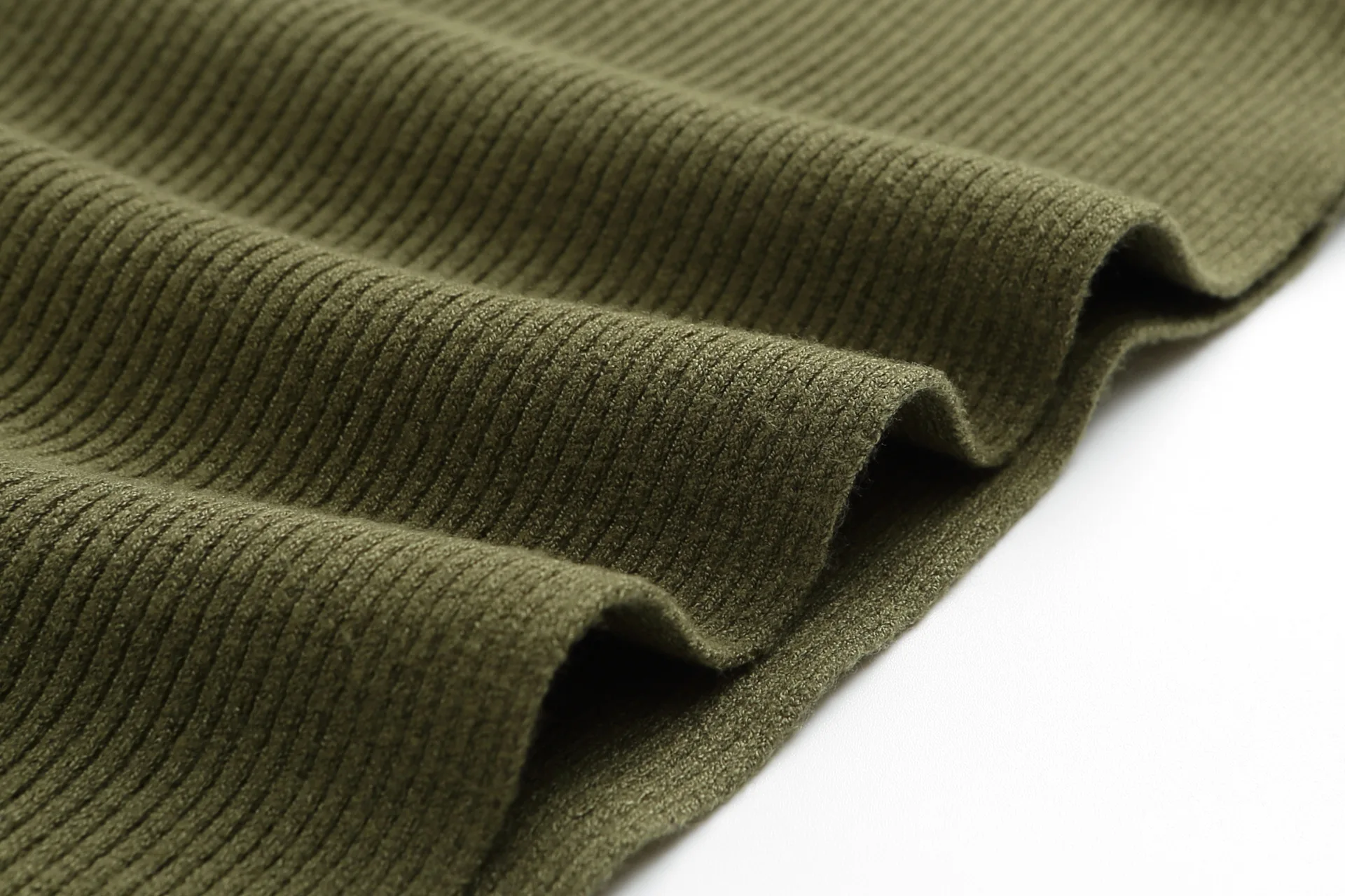 Женский свитер с разрезным вырезом «летучая мышь» - Фотография_5