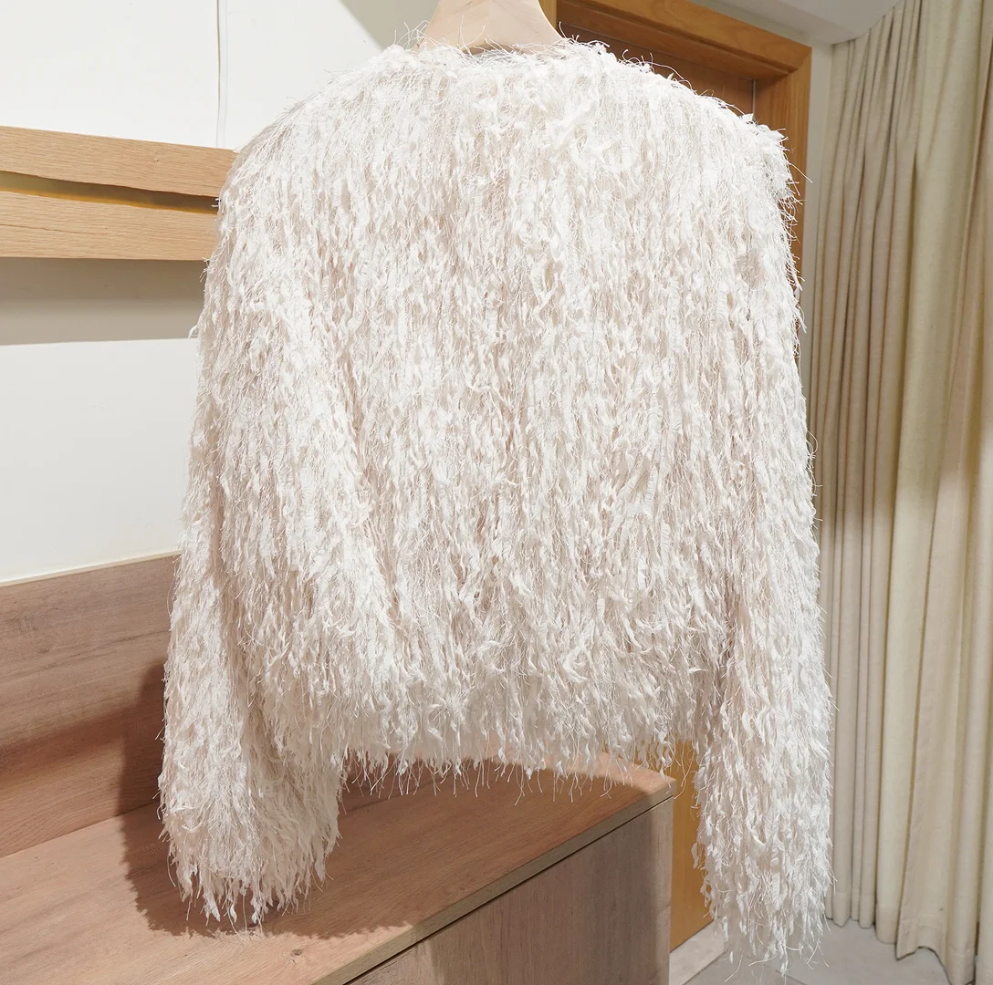 Женское укороченное пальто из искусственного меха - Фотография_2