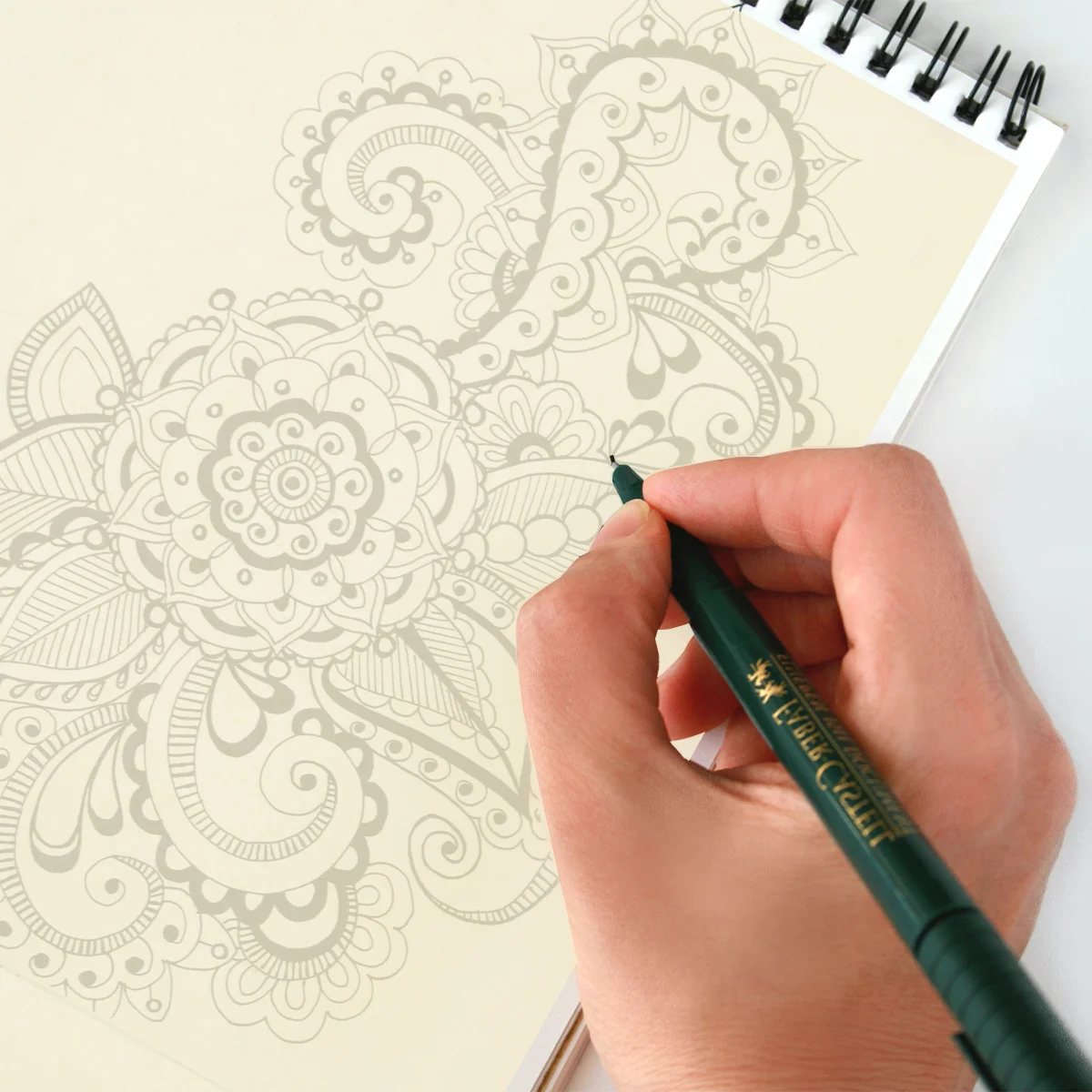 Красочные тонкие листы оберточной бумаги - Фотография_4