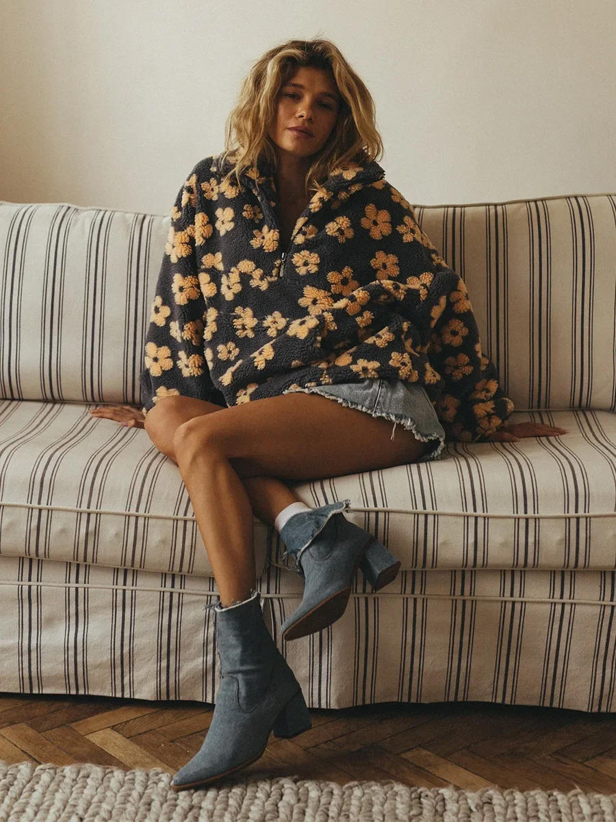 Модный флисовый свитер с цветочным принтом