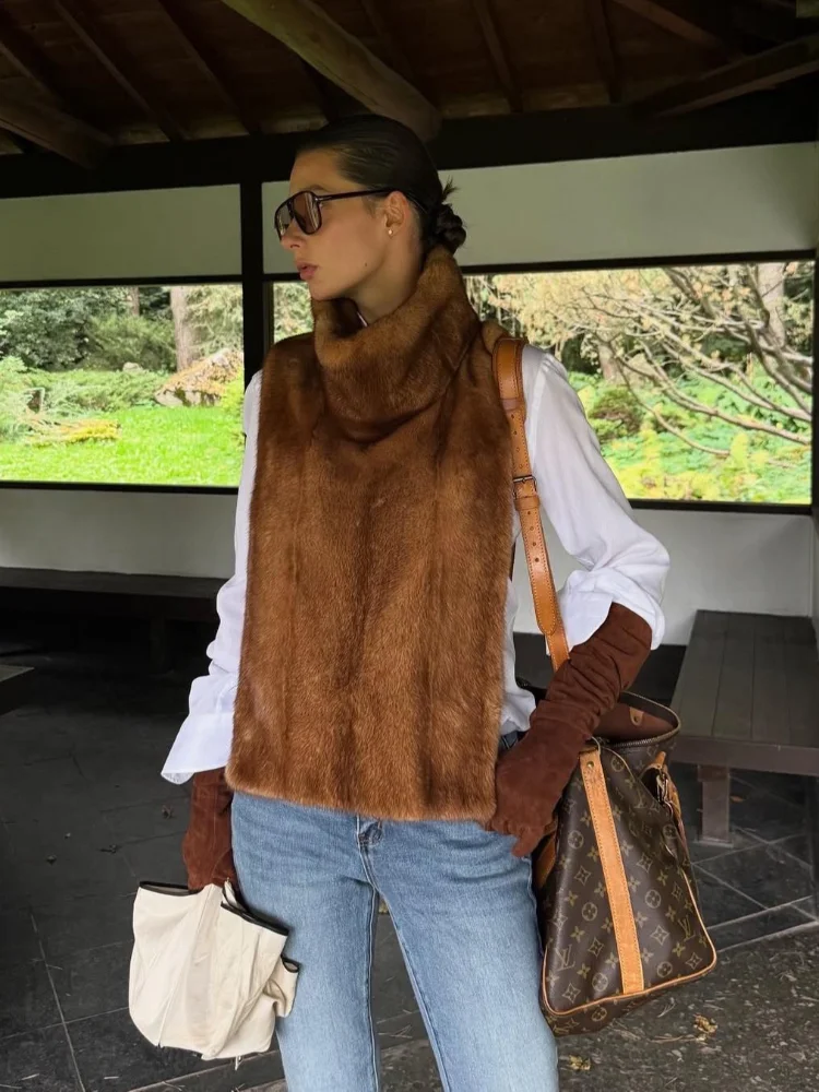 Черное роскошное пальто из искусственного меха - Фотография_2