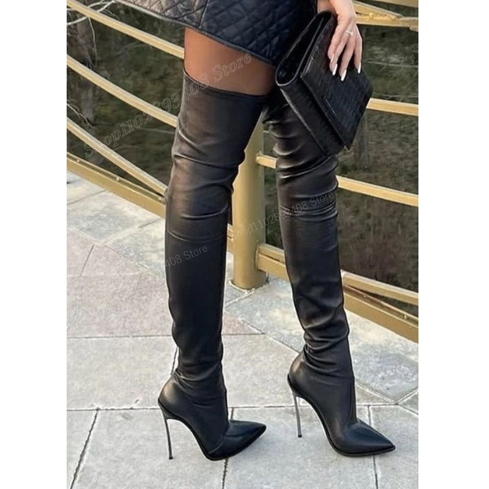 Черные сапоги выше колена на высоком