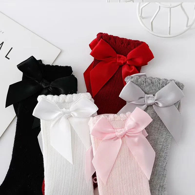 Красные гольфы с галстуком-бабочкой - Фотография_3