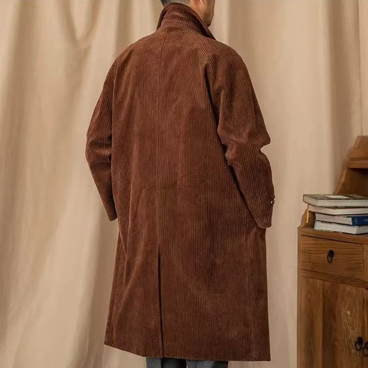 Мужское темно-коричневое вельветовое пальто средней длины в полоску - Фотография_2