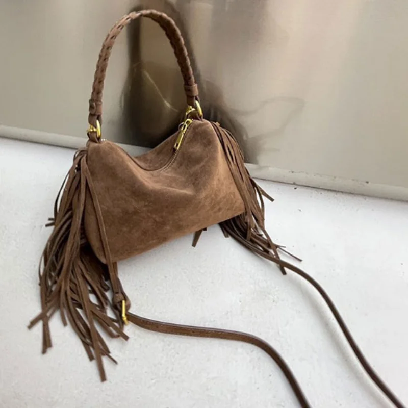 Элегантная сумка через плечо с кисточками в стиле ретро - Фотография_3