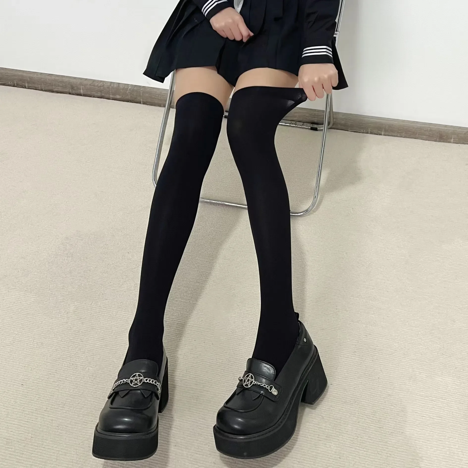Solid color black white long socks - Фотография_2