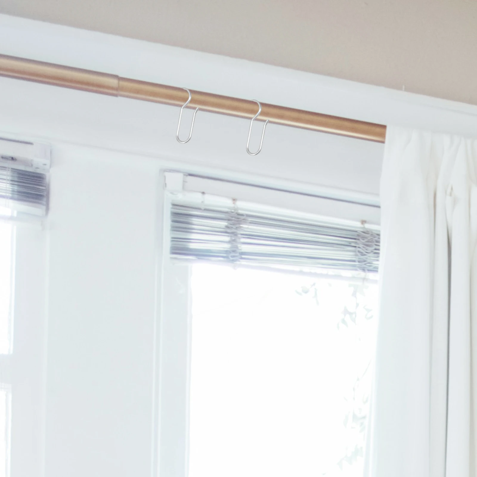 Удобные крючки s-типа для потолочных направляющих