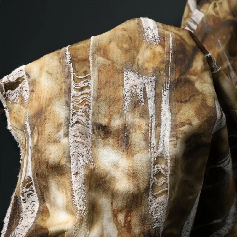 Окрашенная в растениях желтая табуретая