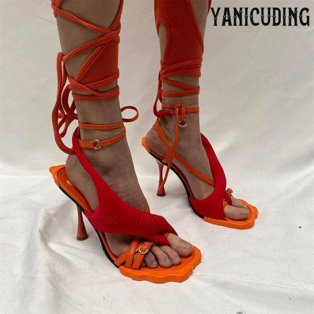 Сандалии на шпильке с цветочным узором - Фотография_5