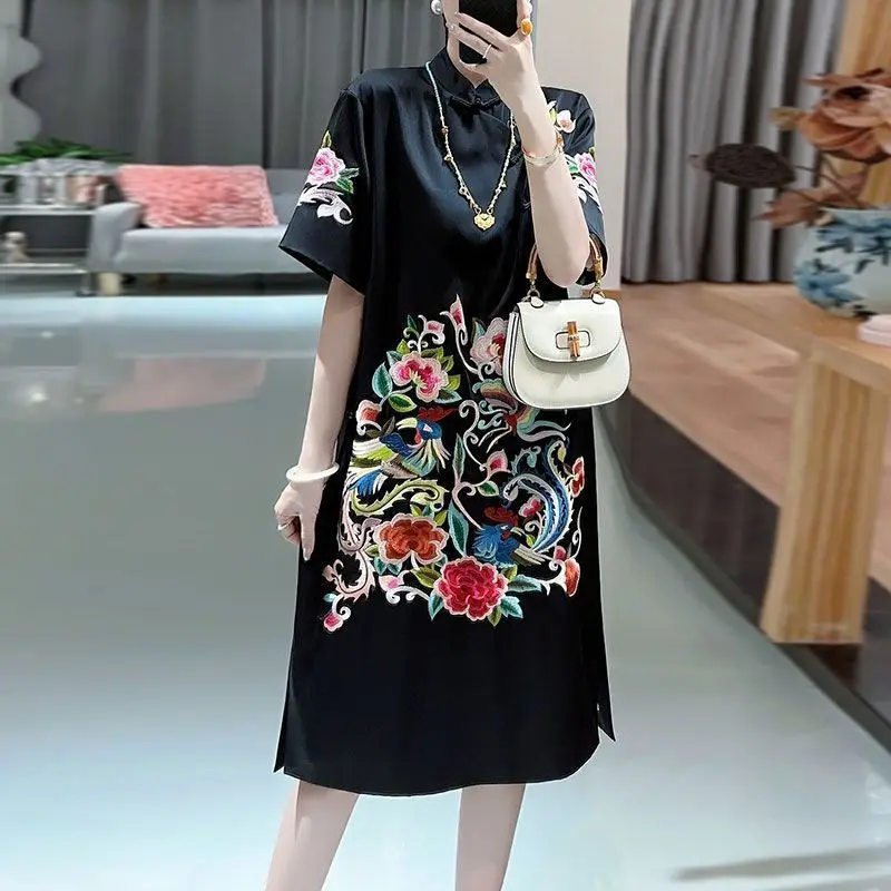 Традиционное китайское винтажное платье ципао с вышивкой в виде цветка - Фотография_4