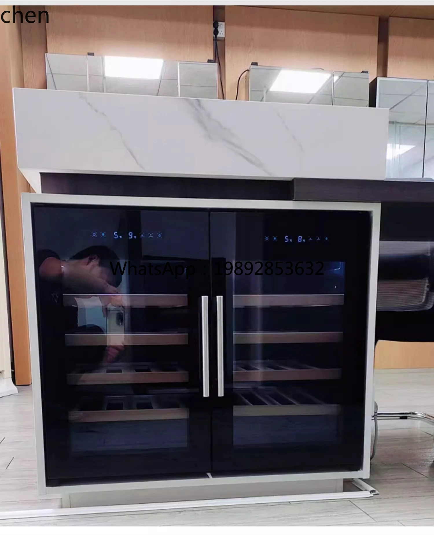 Маленький встроенный винный шкаф с постоянной температурой - Фотография_2