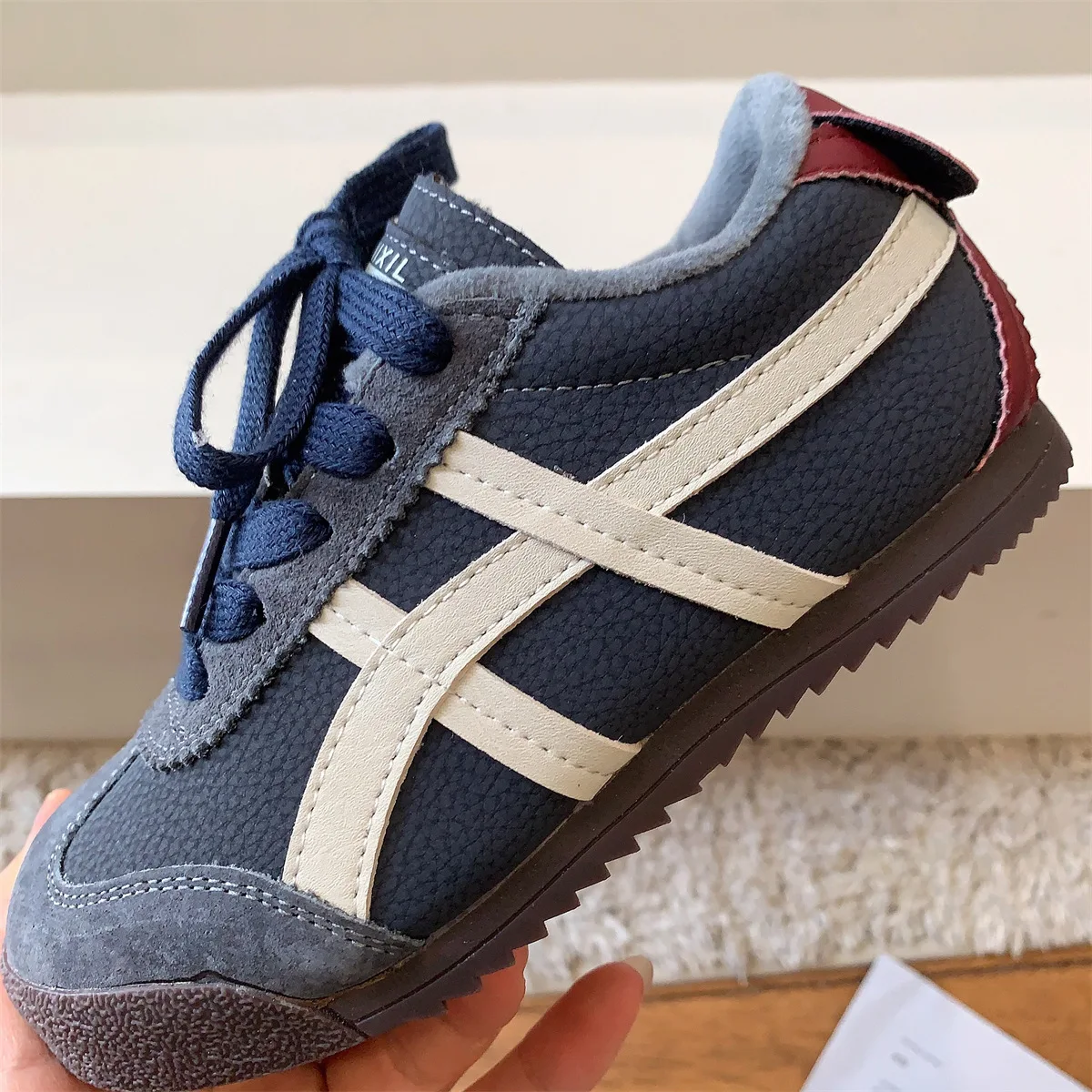 Модная зимняя одноклассная детская обувь по цвету - Фотография_2