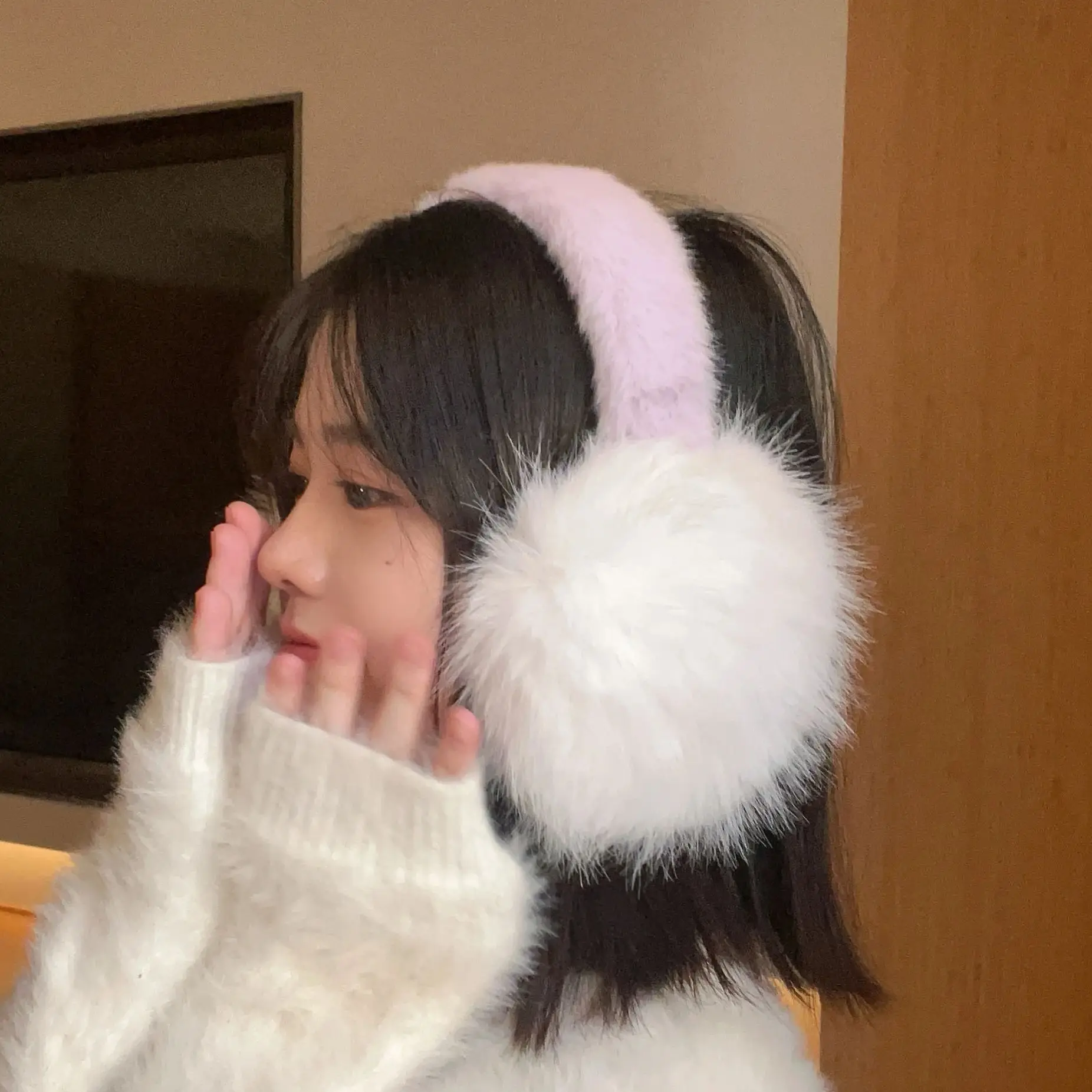 Модные контрастные фиолетовые наушники 2025