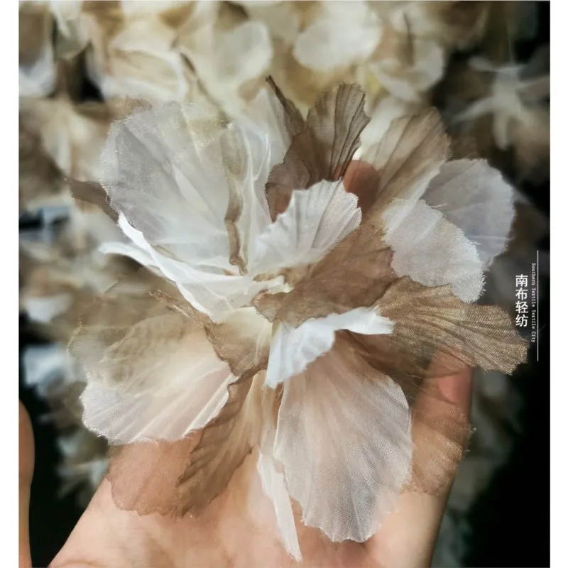 Коричневая трехмерная градиентная пряжа с несколькими листьями цветов - Фотография_2