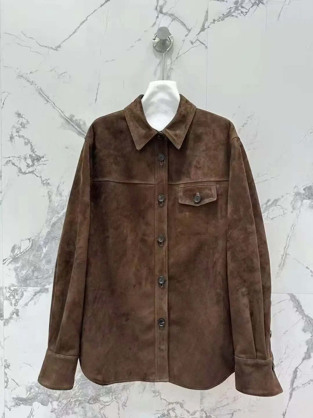 Коричневая куртка из овчины в стиле ретро 2025 года для женщин