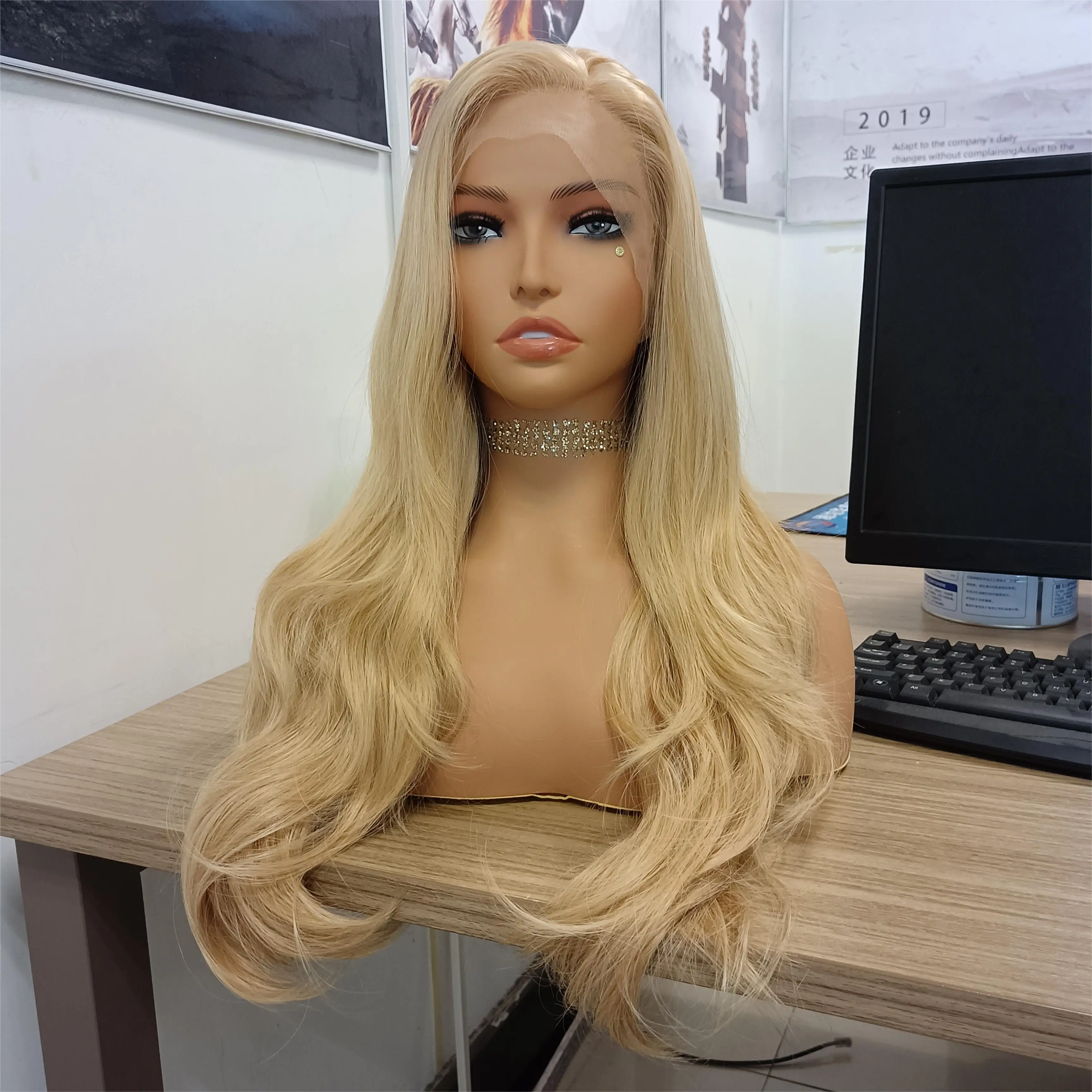 Rongduoyi свободный волнистый блондинный парик - Фотография_2