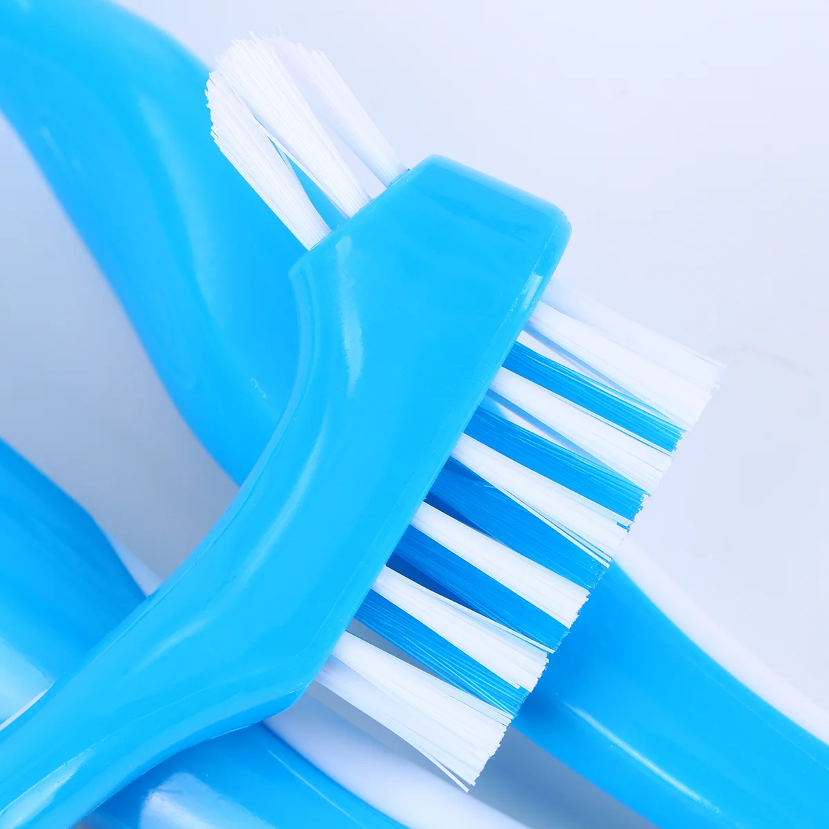 Двусторонняя зубная щетка для чистки вставных зубов