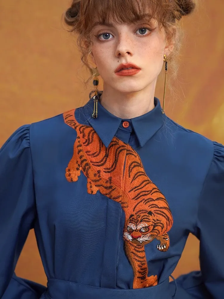 Женское платье с длинными рукавами и вышивкой тигра - Фотография_3