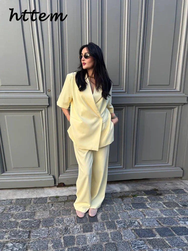 Повседневный женский костюм с разрезом на одной пуговице - Фотография_3