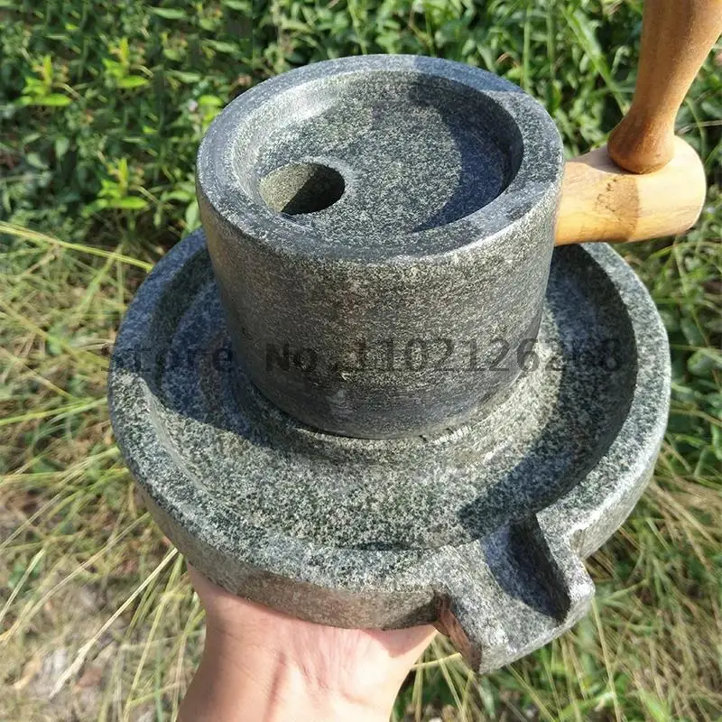 Старинная каменная мельница ручной работы