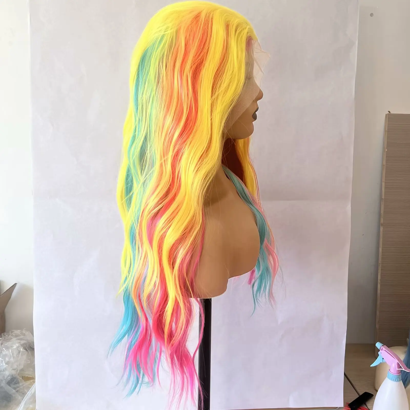 Синтетический парик омбре с желтыми и синими волнистыми волосами