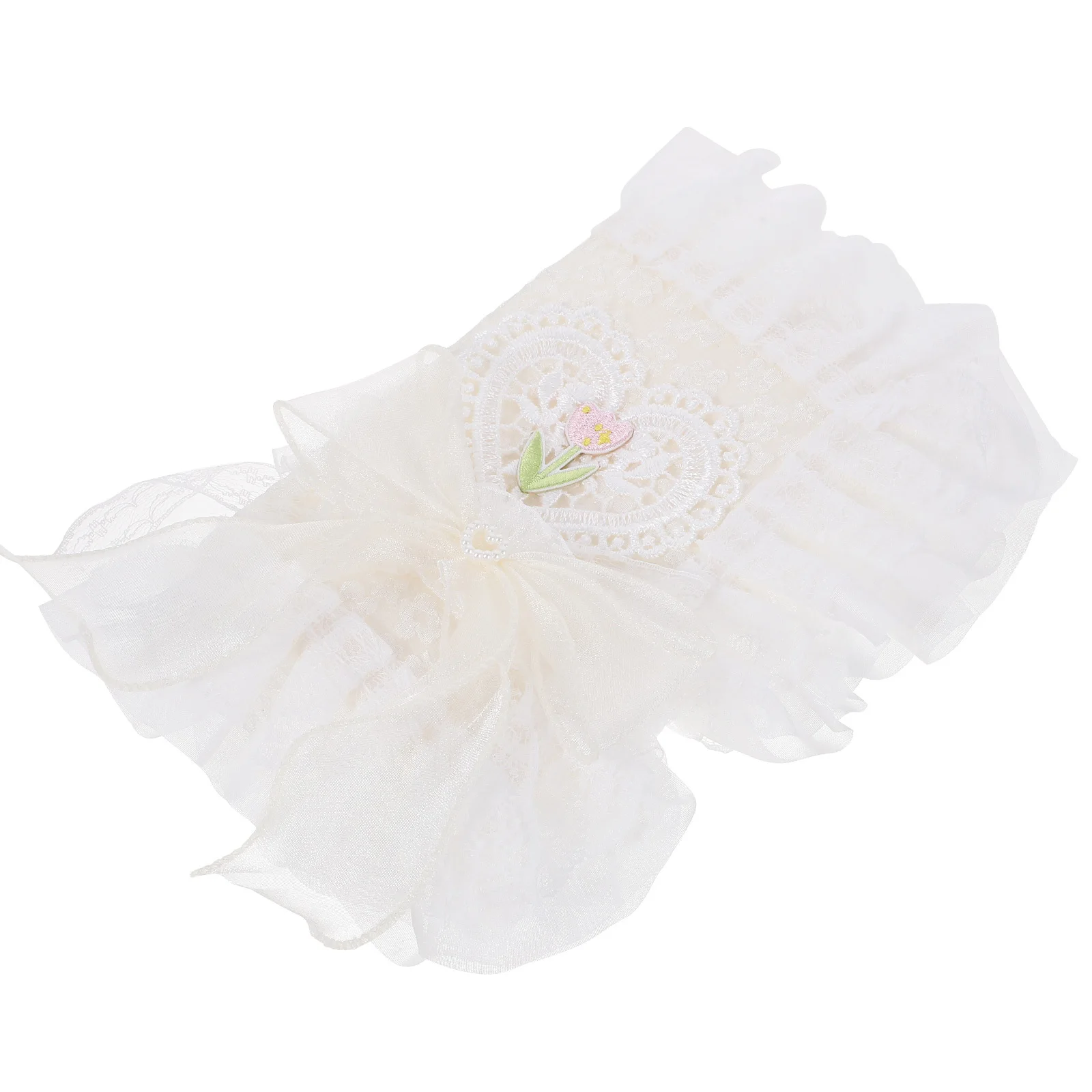 Обложка книги с белыми кружевными цветами