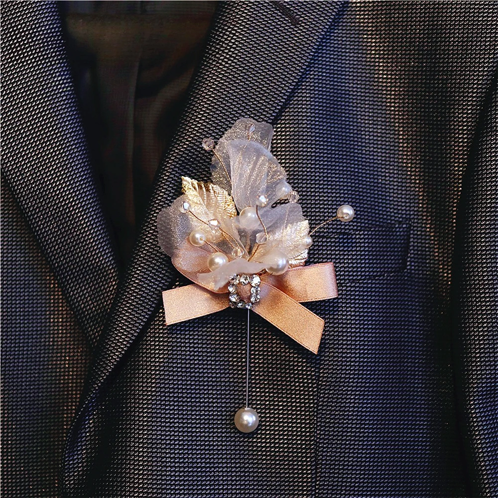 Элегантная свадебная бутоньерка на запястье для жениха - Фотография_5