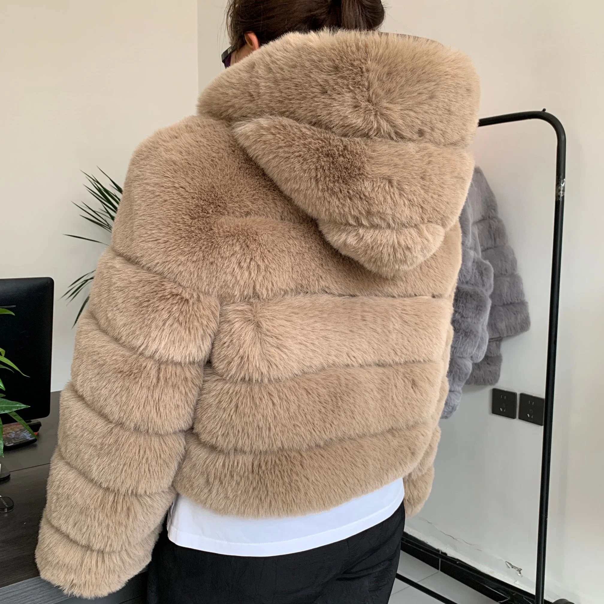 Женское пальто из искусственного меха с капюшоном - Фотография_3