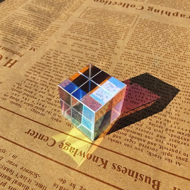 Стеклянный куб, дихроическая призма