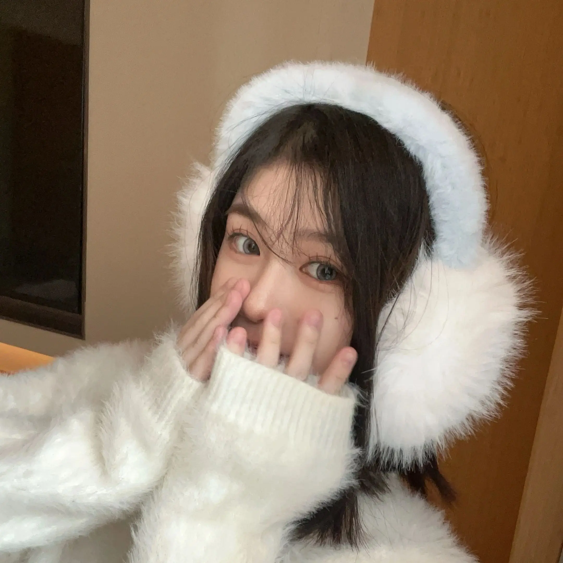 Модные контрастные синие наушники