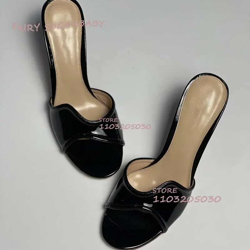 Черные босоножки на низком каблуке из волнистой лакированной кожи - Фотография_3