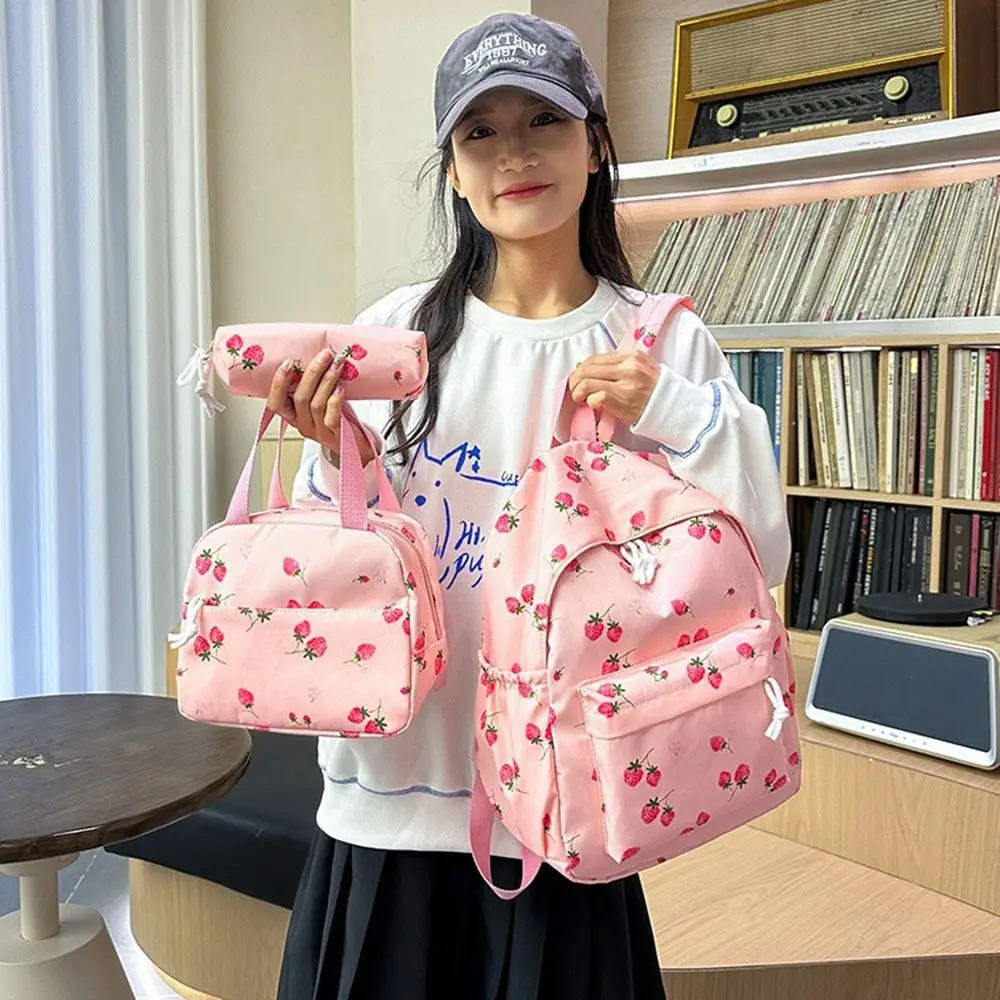 Рюкзак из ткани оксфорд с клубникой в консервативном стиле - Фотография_4