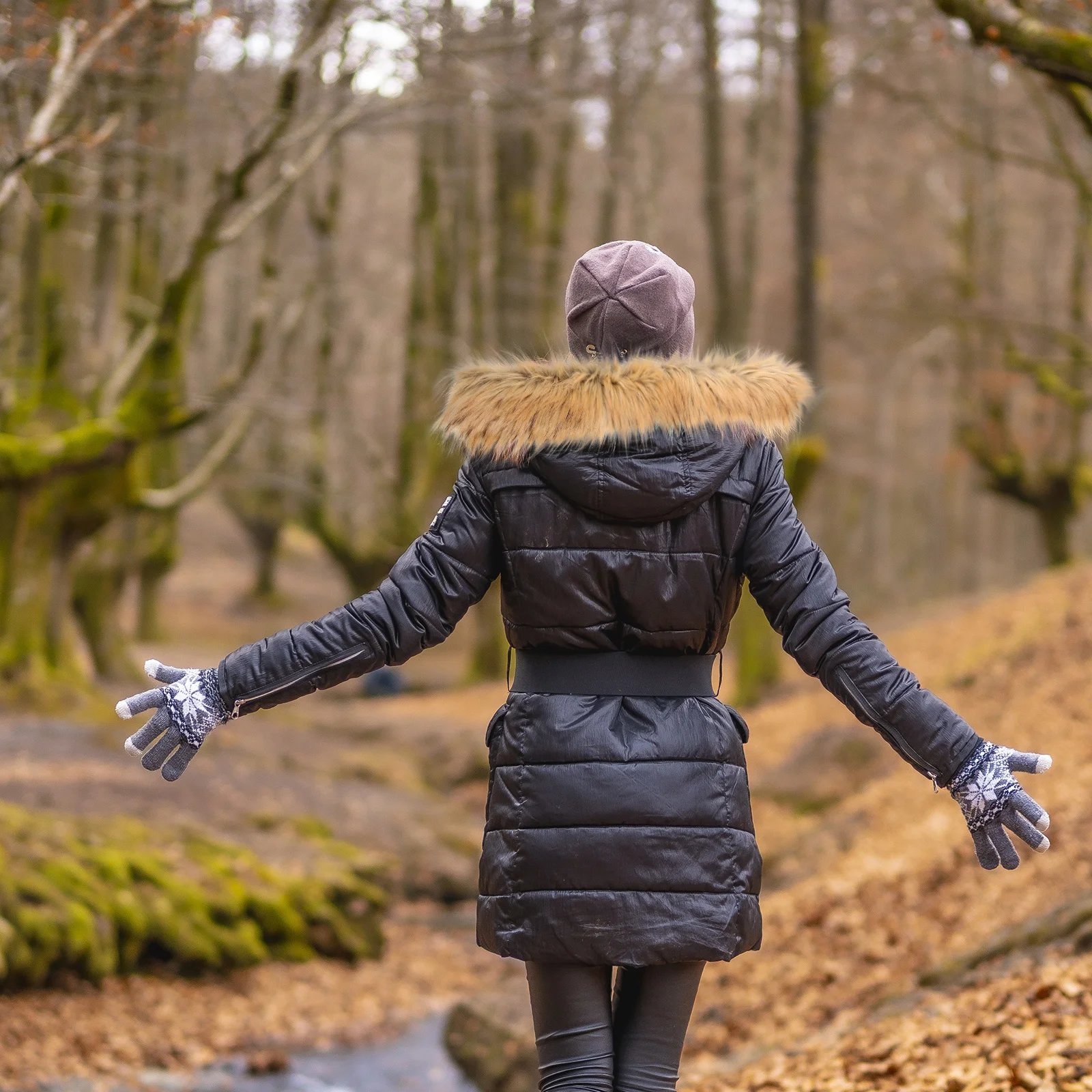 Искусственная отделка капюшоном