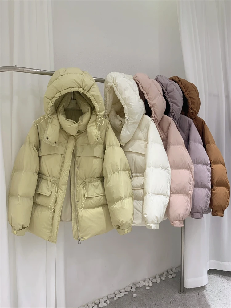 Женский пуховик с высокой талией и капюшоном - Фотография_6